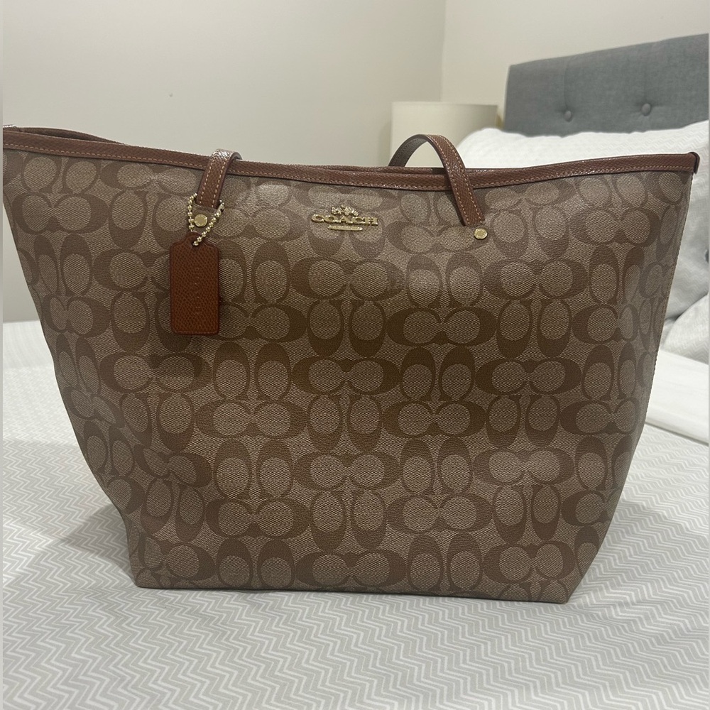 EUC Coach Signature F34105 Taxi Tote Bag